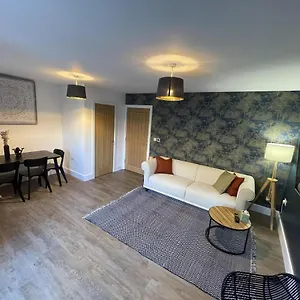 3 Double Bed Luxurious House Near Heathrow Airport Holiday home Staines-upon-Thames